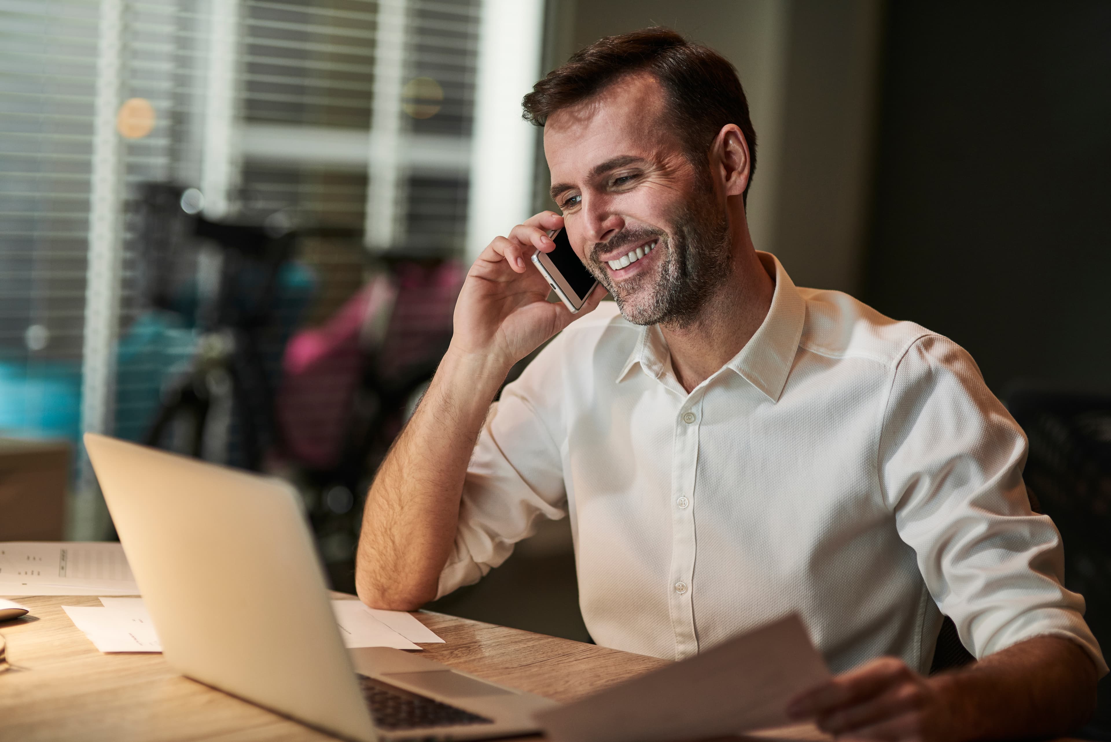 Colaboradora engajada em treinamento corporativo
